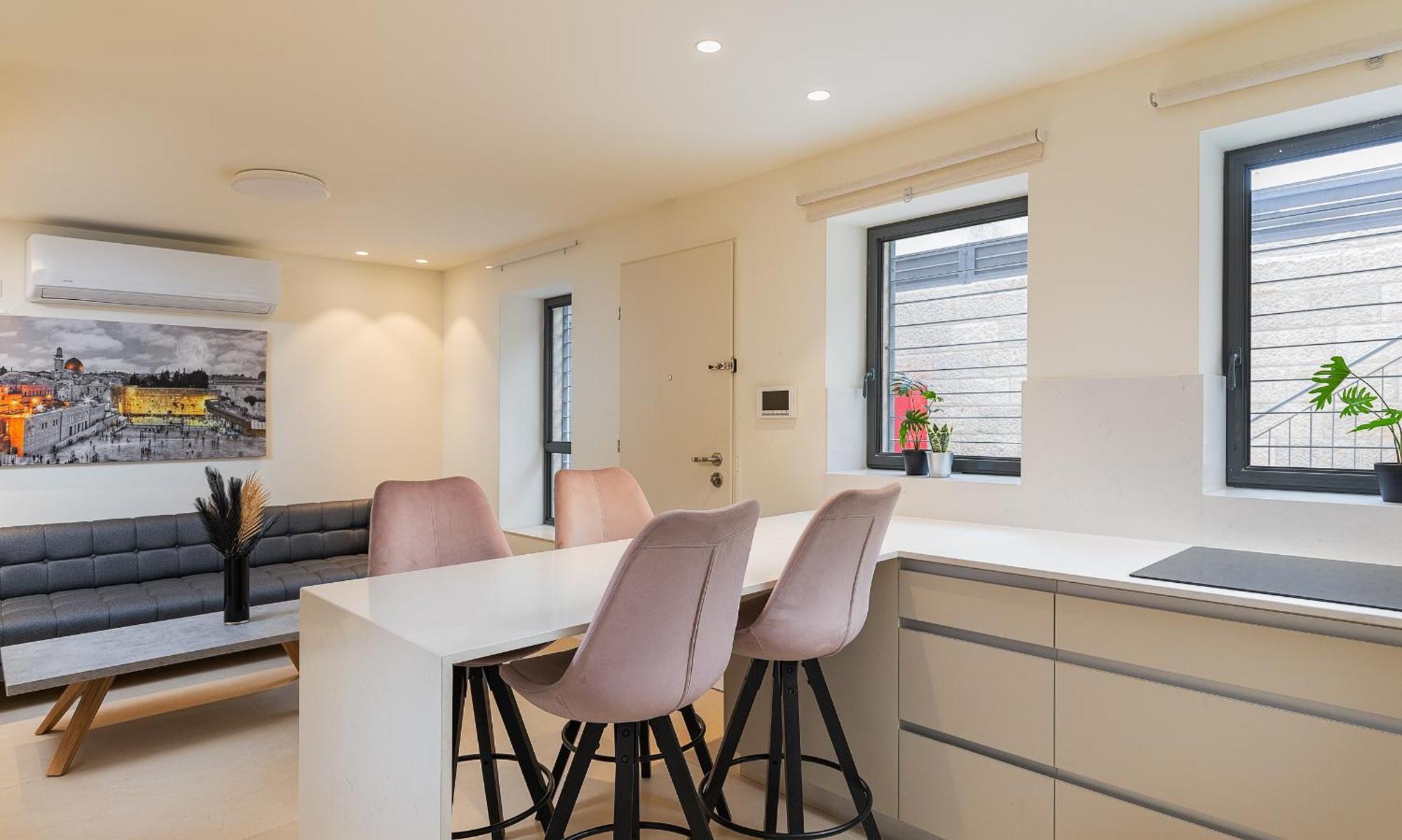 The Pearl Of Nachlaot Apartments القدس الغرفة الصورة